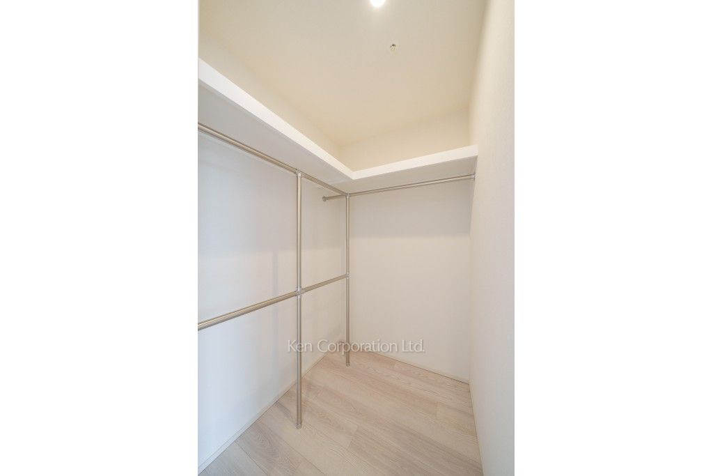 TAKANAWA GATEWAY CITY RESIDENCEの写真 ウォークインクローゼット※画像は同タイプの1021号室（SDタイプ・スノーグレージュ）です。階数・カラータイプが異なる場合があります。 ※10階の同じ間取タイプを撮影。仕様が異なることがあります。