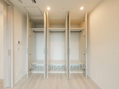 TAKANAWA GATEWAY CITY RESIDENCEの写真 クローゼット※画像は同タイプの1011号室（SNタイプ・スノーグレージュ）です。階数・カラータイプが異なる場合があります。 ※10階の同じ間取タイプを撮影。仕様が異なることがあります。