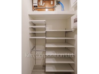 TAKANAWA GATEWAY CITY RESIDENCEの写真 シューズインクローゼット※画像は同タイプの1011号室（SNタイプ・スノーグレージュ）です。階数・カラータイプが異なる場合があります。 ※10階の同じ間取タイプを撮影。仕様が異なることがあります。