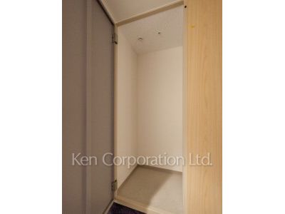 TAKANAWA GATEWAY CITY RESIDENCEの写真 デリバリートランクルーム※画像は同タイプの1011号室（SNタイプ・スノーグレージュ）です。階数・カラータイプが異なる場合があります。 ※10階の同じ間取タイプを撮影。仕様が異なることがあります。