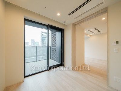 TAKANAWA GATEWAY CITY RESIDENCEの写真 マスターベッドルーム※画像は同タイプの1011号室（SNタイプ・スノーグレージュ）です。階数・カラータイプが異なる場合があります。 ※10階の同じ間取タイプを撮影。仕様が異なることがあります。