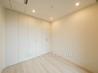 TAKANAWA GATEWAY CITY RESIDENCEの写真 マスターベッドルーム※画像は同タイプの1011号室（SNタイプ・スノーグレージュ）です。階数・カラータイプが異なる場合があります。 ※10階の同じ間取タイプを撮影。仕様が異なることがあります。