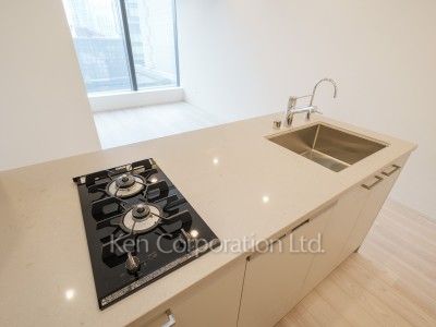 TAKANAWA GATEWAY CITY RESIDENCEの写真 キッチン※画像は同タイプの1011号室（SNタイプ・スノーグレージュ）です。階数・カラータイプが異なる場合があります。 ※10階の同じ間取タイプを撮影。仕様が異なることがあります。