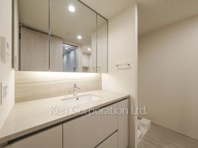 TAKANAWA GATEWAY CITY RESIDENCEの写真 パウダールーム※画像は同タイプの1011号室（SNタイプ・スノーグレージュ）です。階数・カラータイプが異なる場合があります。 ※10階の同じ間取タイプを撮影。仕様が異なることがあります。