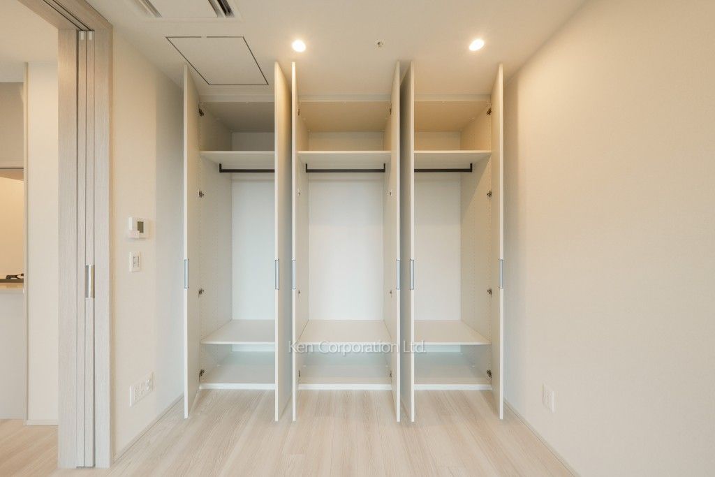 TAKANAWA GATEWAY CITY RESIDENCEの写真 クローゼット※画像は同タイプの1011号室（SNタイプ・スノーグレージュ）です。階数・カラータイプが異なる場合があります。 ※10階の同じ間取タイプを撮影。仕様が異なることがあります。