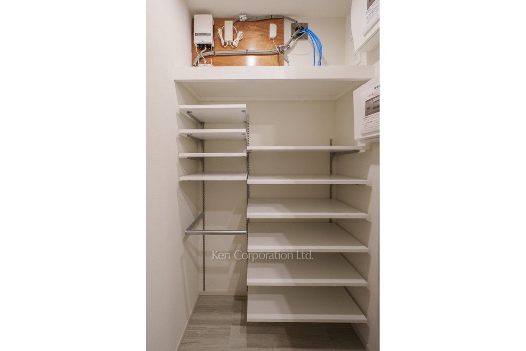 TAKANAWA GATEWAY CITY RESIDENCEの写真 シューズインクローゼット※画像は同タイプの1011号室（SNタイプ・スノーグレージュ）です。階数・カラータイプが異なる場合があります。 ※10階の同じ間取タイプを撮影。仕様が異なることがあります。