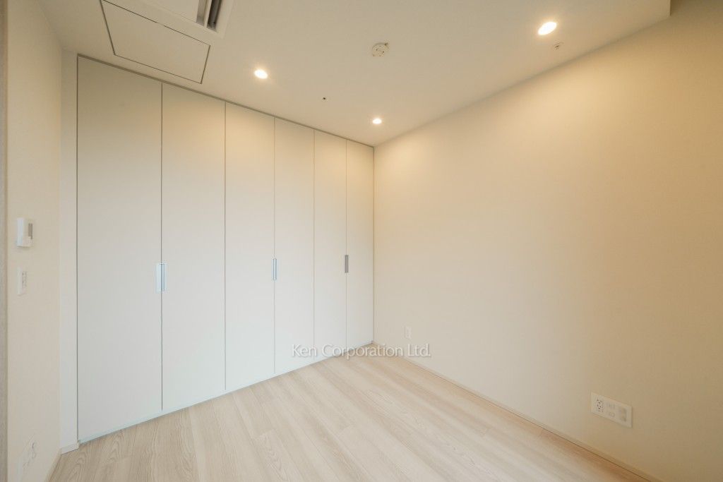 TAKANAWA GATEWAY CITY RESIDENCEの写真 マスターベッドルーム※画像は同タイプの1011号室（SNタイプ・スノーグレージュ）です。階数・カラータイプが異なる場合があります。 ※10階の同じ間取タイプを撮影。仕様が異なることがあります。