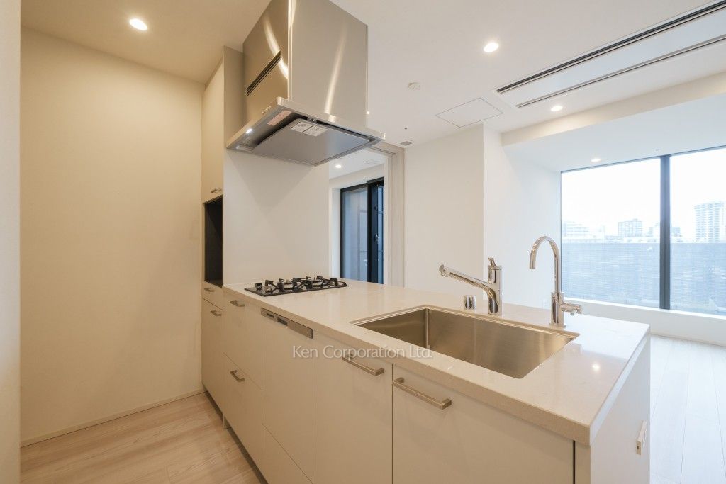 TAKANAWA GATEWAY CITY RESIDENCEの写真 キッチン※画像は同タイプの1011号室（SNタイプ・スノーグレージュ）です。階数・カラータイプが異なる場合があります。 ※10階の同じ間取タイプを撮影。仕様が異なることがあります。