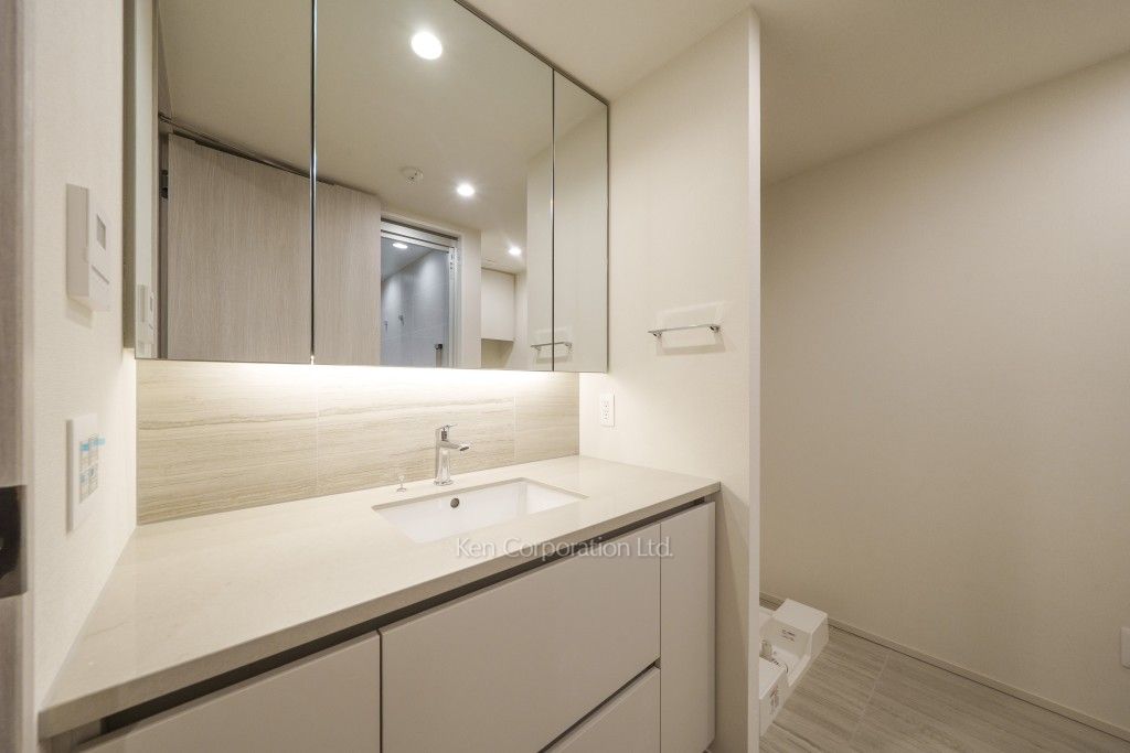 TAKANAWA GATEWAY CITY RESIDENCEの写真 パウダールーム※画像は同タイプの1011号室（SNタイプ・スノーグレージュ）です。階数・カラータイプが異なる場合があります。 ※10階の同じ間取タイプを撮影。仕様が異なることがあります。