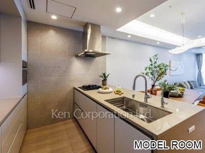 キッチン　※MODEL ROOM ※31階の同じ間取タイプを撮影。仕様が異なることがあります。