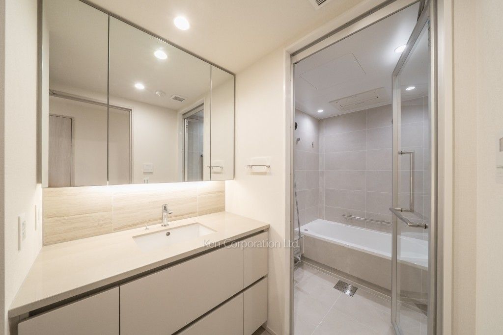 TAKANAWA GATEWAY CITY RESIDENCEの写真 パウダールーム※画像は同タイプの1020号室（SEタイプ・スノーグレージュ）です。階数・カラータイプが異なる場合があります。 ※10階の同じ間取タイプを撮影。仕様が異なることがあります。