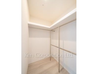 TAKANAWA GATEWAY CITY RESIDENCEの写真 ウォークインクローゼット※画像は同タイプの1020号室（SEタイプ・スノーグレージュ）です。階数・カラータイプが異なる場合があります。 ※10階の同じ間取タイプを撮影。仕様が異なることがあります。