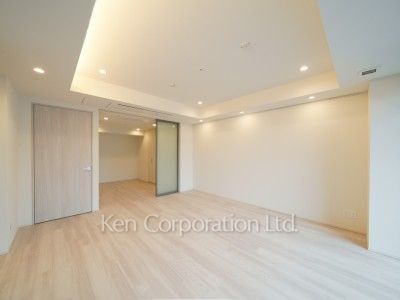 TAKANAWA GATEWAY CITY RESIDENCEの写真 リビングダイニング※画像は同タイプの1020号室（SEタイプ・スノーグレージュ）です。階数・カラータイプが異なる場合があります。 ※10階の同じ間取タイプを撮影。仕様が異なることがあります。