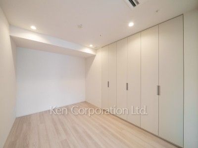 TAKANAWA GATEWAY CITY RESIDENCEの写真 ベッドルーム※画像は同タイプの1020号室（SEタイプ・スノーグレージュ）です。階数・カラータイプが異なる場合があります。 ※10階の同じ間取タイプを撮影。仕様が異なることがあります。