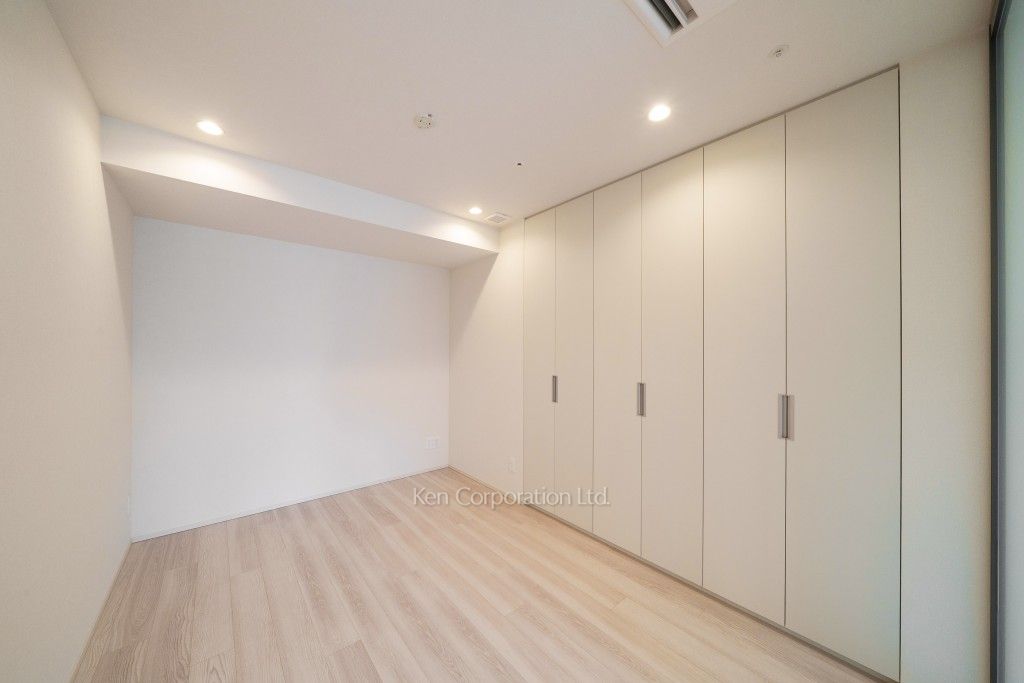 TAKANAWA GATEWAY CITY RESIDENCEの写真 ベッドルーム※画像は同タイプの1020号室（SEタイプ・スノーグレージュ）です。階数・カラータイプが異なる場合があります。 ※10階の同じ間取タイプを撮影。仕様が異なることがあります。