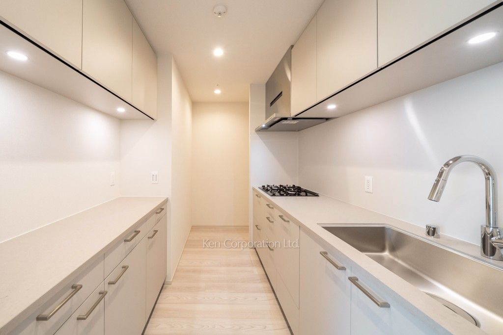 TAKANAWA GATEWAY CITY RESIDENCEの写真 キッチン※画像は同タイプの1020号室（SEタイプ・スノーグレージュ）です。階数・カラータイプが異なる場合があります。※画像では、冷蔵庫が未設置ですが、今後設置されます。 ※10階の同じ間取タイプを撮影。仕様が異なることがあります。