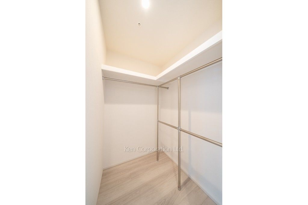 TAKANAWA GATEWAY CITY RESIDENCEの写真 ウォークインクローゼット※画像は同タイプの1020号室（SEタイプ・スノーグレージュ）です。階数・カラータイプが異なる場合があります。 ※10階の同じ間取タイプを撮影。仕様が異なることがあります。