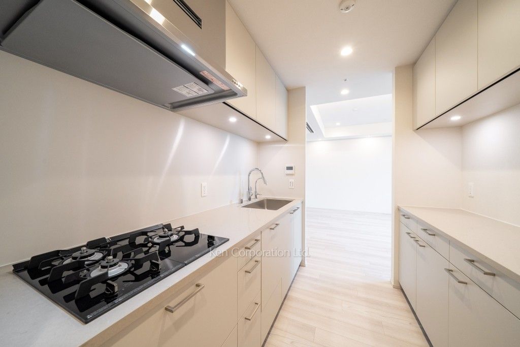 TAKANAWA GATEWAY CITY RESIDENCEの写真 キッチン※画像は同タイプの1020号室（SEタイプ・スノーグレージュ）です。階数・カラータイプが異なる場合があります。※画像では、冷蔵庫が未設置ですが、今後設置されます。 ※10階の同じ間取タイプを撮影。仕様が異なることがあります。