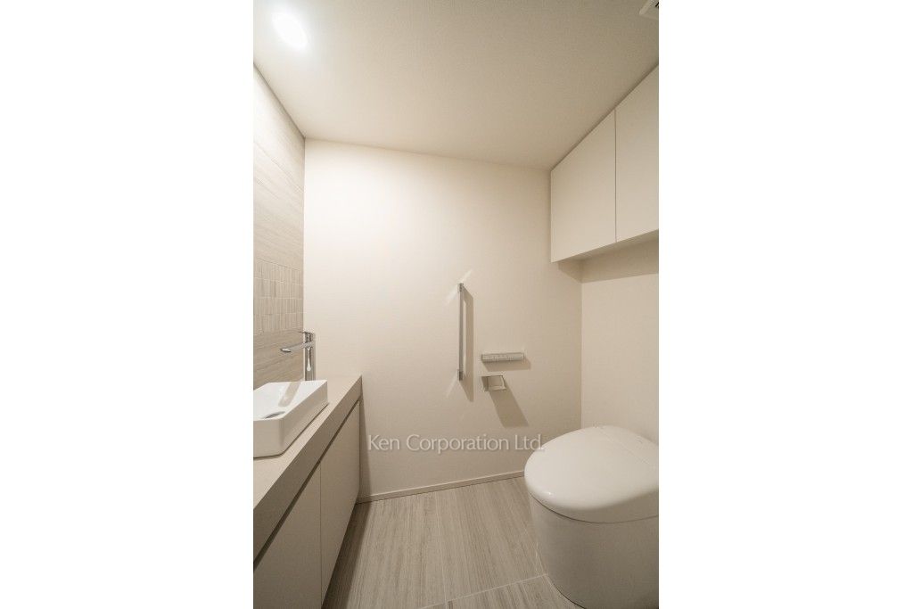 TAKANAWA GATEWAY CITY RESIDENCEの写真 トイレ※画像は同タイプの1020号室（SEタイプ・スノーグレージュ）です。階数・カラータイプが異なる場合があります。 ※10階の同じ間取タイプを撮影。仕様が異なることがあります。