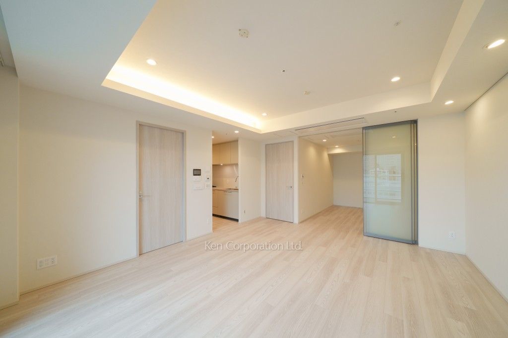 TAKANAWA GATEWAY CITY RESIDENCEの写真 リビングダイニング※画像は同タイプの1020号室（SEタイプ・スノーグレージュ）です。階数・カラータイプが異なる場合があります。 ※10階の同じ間取タイプを撮影。仕様が異なることがあります。