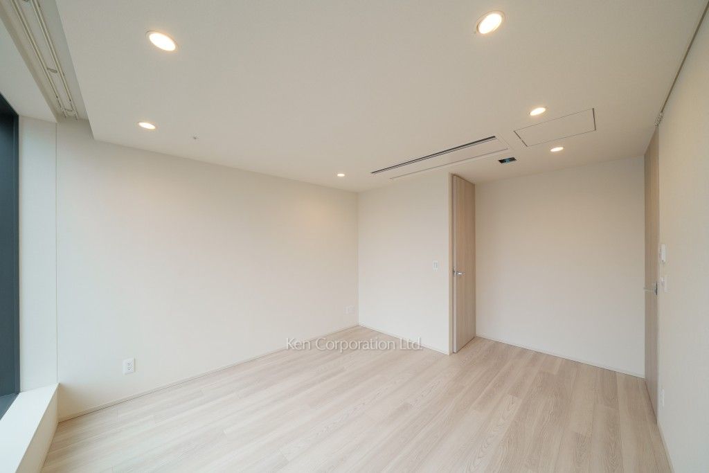 TAKANAWA GATEWAY CITY RESIDENCEの写真 マスターベッドルーム※画像は同タイプの1020号室（SEタイプ・スノーグレージュ）です。階数・カラータイプが異なる場合があります。 ※10階の同じ間取タイプを撮影。仕様が異なることがあります。