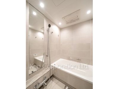 TAKANAWA GATEWAY CITY RESIDENCEの写真 バスルーム※画像は同タイプの1020号室（SEタイプ・スノーグレージュ）です。階数・カラータイプが異なる場合があります。 ※10階の同じ間取タイプを撮影。仕様が異なることがあります。