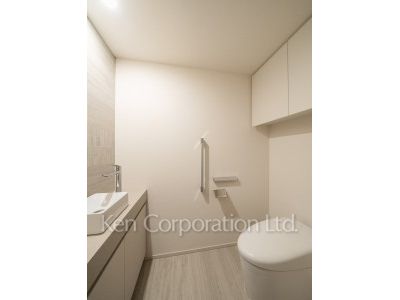 TAKANAWA GATEWAY CITY RESIDENCEの写真 トイレ※画像は同タイプの1020号室（SEタイプ・スノーグレージュ）です。階数・カラータイプが異なる場合があります。 ※10階の同じ間取タイプを撮影。仕様が異なることがあります。