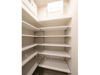 TAKANAWA GATEWAY CITY RESIDENCEの写真 シューズインクローゼット※画像は同タイプの1020号室（SEタイプ・スノーグレージュ）です。階数・カラータイプが異なる場合があります。 ※10階の同じ間取タイプを撮影。仕様が異なることがあります。