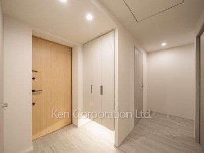 TAKANAWA GATEWAY CITY RESIDENCEの写真 玄関※画像は同タイプの1020号室（SEタイプ・スノーグレージュ）です。階数・カラータイプが異なる場合があります。 ※10階の同じ間取タイプを撮影。仕様が異なることがあります。