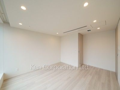 TAKANAWA GATEWAY CITY RESIDENCEの写真 マスターベッドルーム※画像は同タイプの1020号室（SEタイプ・スノーグレージュ）です。階数・カラータイプが異なる場合があります。 ※10階の同じ間取タイプを撮影。仕様が異なることがあります。