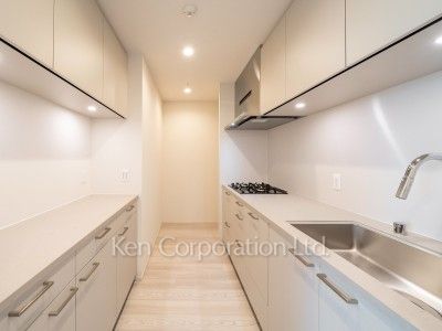 TAKANAWA GATEWAY CITY RESIDENCEの写真 キッチン※画像は同タイプの1020号室（SEタイプ・スノーグレージュ）です。階数・カラータイプが異なる場合があります。※画像では、冷蔵庫が未設置ですが、今後設置されます。 ※10階の同じ間取タイプを撮影。仕様が異なることがあります。