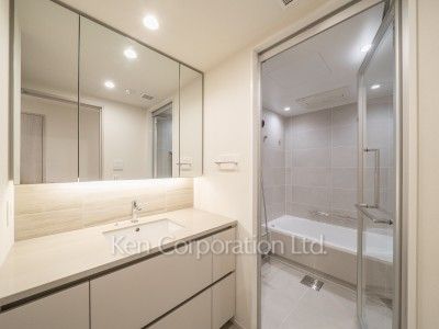 TAKANAWA GATEWAY CITY RESIDENCEの写真 パウダールーム※画像は同タイプの1020号室（SEタイプ・スノーグレージュ）です。階数・カラータイプが異なる場合があります。 ※10階の同じ間取タイプを撮影。仕様が異なることがあります。