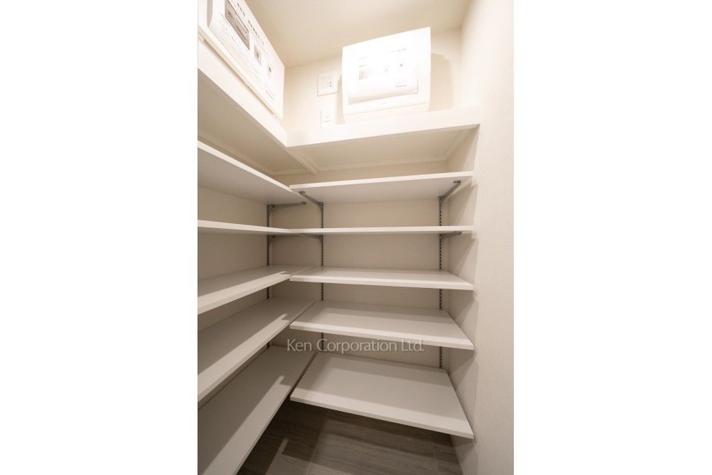 TAKANAWA GATEWAY CITY RESIDENCEの写真 シューズインクローゼット※画像は同タイプの1020号室（SEタイプ・スノーグレージュ）です。階数・カラータイプが異なる場合があります。 ※10階の同じ間取タイプを撮影。仕様が異なることがあります。