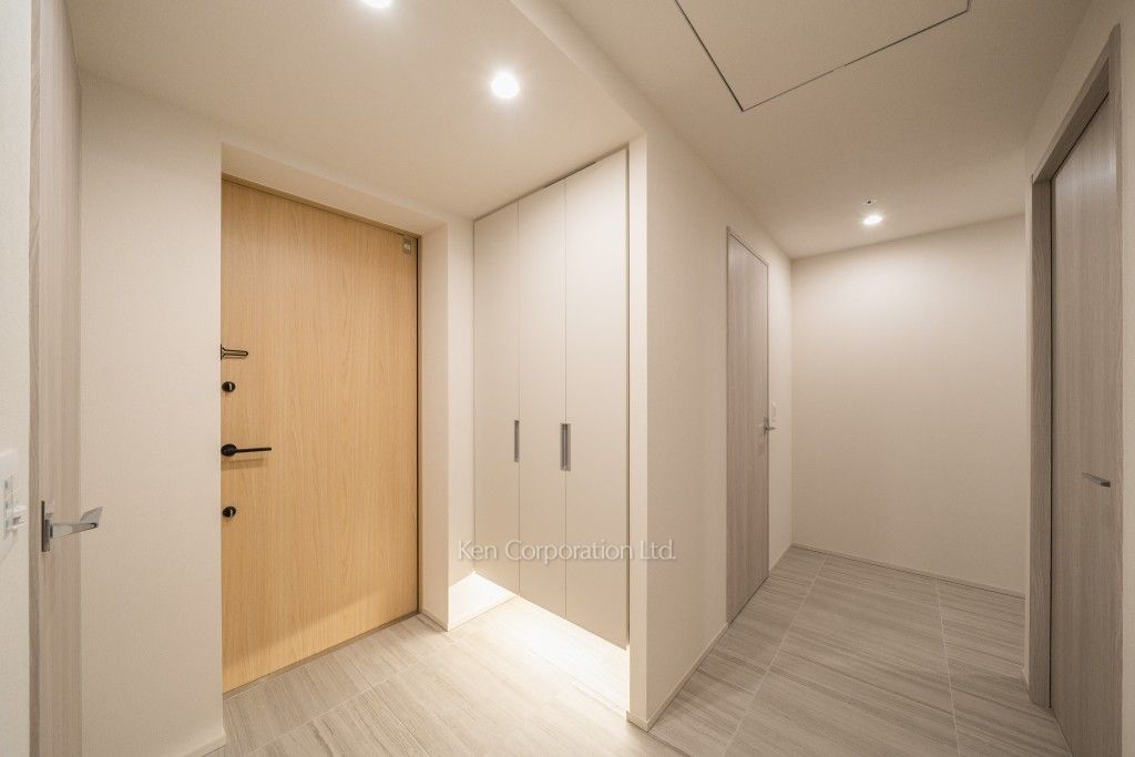 TAKANAWA GATEWAY CITY RESIDENCEの写真 玄関※画像は同タイプの1020号室（SEタイプ・スノーグレージュ）です。階数・カラータイプが異なる場合があります。 ※10階の同じ間取タイプを撮影。仕様が異なることがあります。