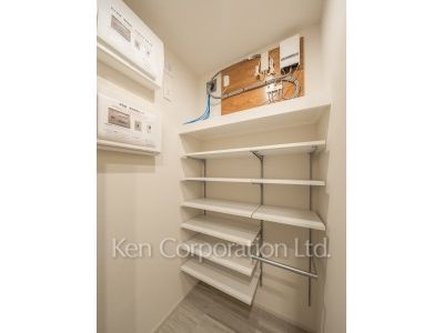 TAKANAWA GATEWAY CITY RESIDENCEの写真 シューズインクローゼット※画像は同タイプの1010号室（SOタイプ・スノーグレージュ）です。階数・カラータイプが異なる場合があります。 ※10階の同じ間取タイプを撮影。仕様が異なることがあります。