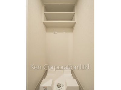 TAKANAWA GATEWAY CITY RESIDENCEの写真 洗濯機置き場※画像は同タイプの1010号室（SOタイプ・スノーグレージュ）です。階数・カラータイプが異なる場合があります。 ※10階の同じ間取タイプを撮影。仕様が異なることがあります。