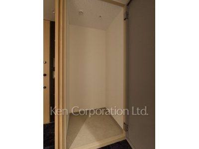 TAKANAWA GATEWAY CITY RESIDENCEの写真 デリバリートランクルーム※画像は同タイプの1010号室（SOタイプ・スノーグレージュ）です。階数・カラータイプが異なる場合があります。 ※10階の同じ間取タイプを撮影。仕様が異なることがあります。