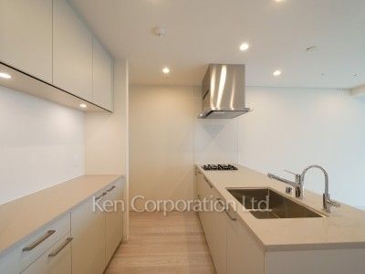 TAKANAWA GATEWAY CITY RESIDENCEの写真 キッチン※画像は同タイプの1010号室（SOタイプ・スノーグレージュ）です。階数・カラータイプが異なる場合があります。 ※10階の同じ間取タイプを撮影。仕様が異なることがあります。