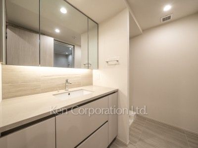 TAKANAWA GATEWAY CITY RESIDENCEの写真 パウダールーム※画像は同タイプの1010号室（SOタイプ・スノーグレージュ）です。階数・カラータイプが異なる場合があります。 ※10階の同じ間取タイプを撮影。仕様が異なることがあります。