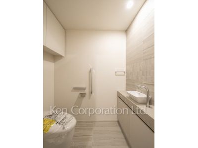 TAKANAWA GATEWAY CITY RESIDENCEの写真 トイレ※画像は同タイプの1010号室（SOタイプ・スノーグレージュ）です。階数・カラータイプが異なる場合があります。 ※10階の同じ間取タイプを撮影。仕様が異なることがあります。