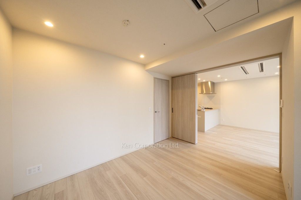 TAKANAWA GATEWAY CITY RESIDENCEの写真 マスターベッドルーム※画像は同タイプの1010号室（SOタイプ・スノーグレージュ）です。階数・カラータイプが異なる場合があります。 ※10階の同じ間取タイプを撮影。仕様が異なることがあります。