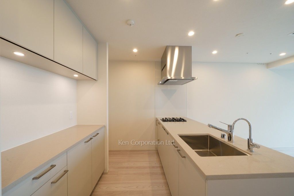 TAKANAWA GATEWAY CITY RESIDENCEの写真 キッチン※画像は同タイプの1010号室（SOタイプ・スノーグレージュ）です。階数・カラータイプが異なる場合があります。 ※10階の同じ間取タイプを撮影。仕様が異なることがあります。