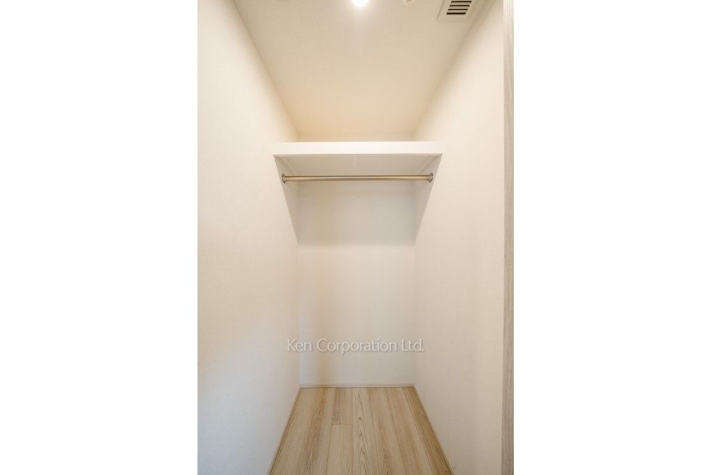 TAKANAWA GATEWAY CITY RESIDENCEの写真 ウォークインクローゼット※画像は同タイプの1010号室（SOタイプ・スノーグレージュ）です。階数・カラータイプが異なる場合があります。 ※10階の同じ間取タイプを撮影。仕様が異なることがあります。