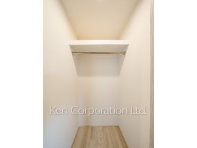 ウォークインクローゼット※画像は同タイプの1010号室（SOタイプ・スノーグレージュ）です。階数・カラータイプが異なる場合があります。 ※10階の同じ間取タイプを撮影。仕様が異なることがあります。