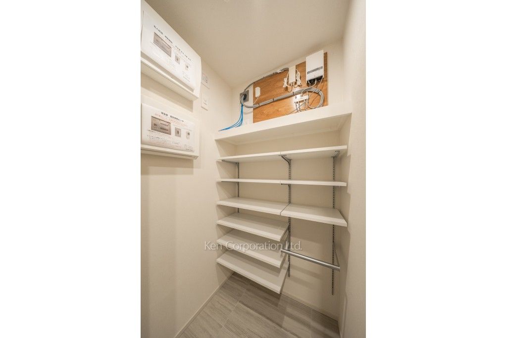 TAKANAWA GATEWAY CITY RESIDENCEの写真 シューズインクローゼット※画像は同タイプの1010号室（SOタイプ・スノーグレージュ）です。階数・カラータイプが異なる場合があります。 ※10階の同じ間取タイプを撮影。仕様が異なることがあります。