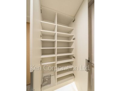 TAKANAWA GATEWAY CITY RESIDENCEの写真 シューズクローゼット※画像は同タイプの1009号室（SPタイプ・スノーグレージュ）です。階数・カラータイプが異なる場合があります。 ※10階の同じ間取タイプを撮影。仕様が異なることがあります。