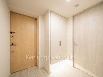 TAKANAWA GATEWAY CITY RESIDENCEの写真 玄関※画像は同タイプの1009号室（SPタイプ・スノーグレージュ）です。階数・カラータイプが異なる場合があります。 ※10階の同じ間取タイプを撮影。仕様が異なることがあります。