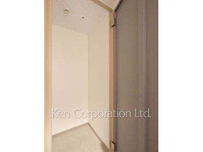 TAKANAWA GATEWAY CITY RESIDENCEの写真 デリバリートランクルーム※画像は同タイプの1009号室（SPタイプ・スノーグレージュ）です。階数・カラータイプが異なる場合があります。 ※10階の同じ間取タイプを撮影。仕様が異なることがあります。