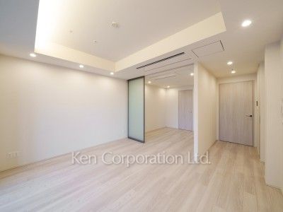 TAKANAWA GATEWAY CITY RESIDENCEの写真 リビングダイニング※画像は同タイプの1009号室（SPタイプ・スノーグレージュ）です。階数・カラータイプが異なる場合があります。 ※10階の同じ間取タイプを撮影。仕様が異なることがあります。