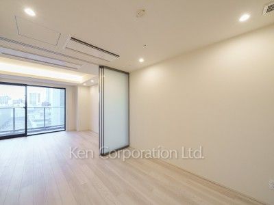 TAKANAWA GATEWAY CITY RESIDENCEの写真 マスターベッドルーム※画像は同タイプの1009号室（SPタイプ・スノーグレージュ）です。階数・カラータイプが異なる場合があります。 ※10階の同じ間取タイプを撮影。仕様が異なることがあります。